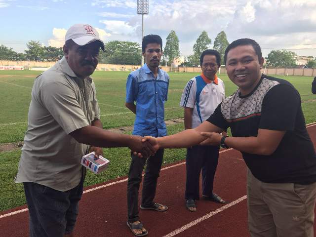 Ketua PKB Riau Bagi-Bagi HP di Turnamen KNPI Inhil